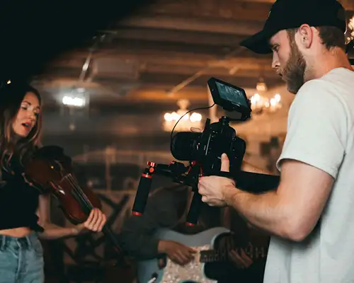 Indspil en musikvideo sammen med dine venner eller veninder hos Odense Events